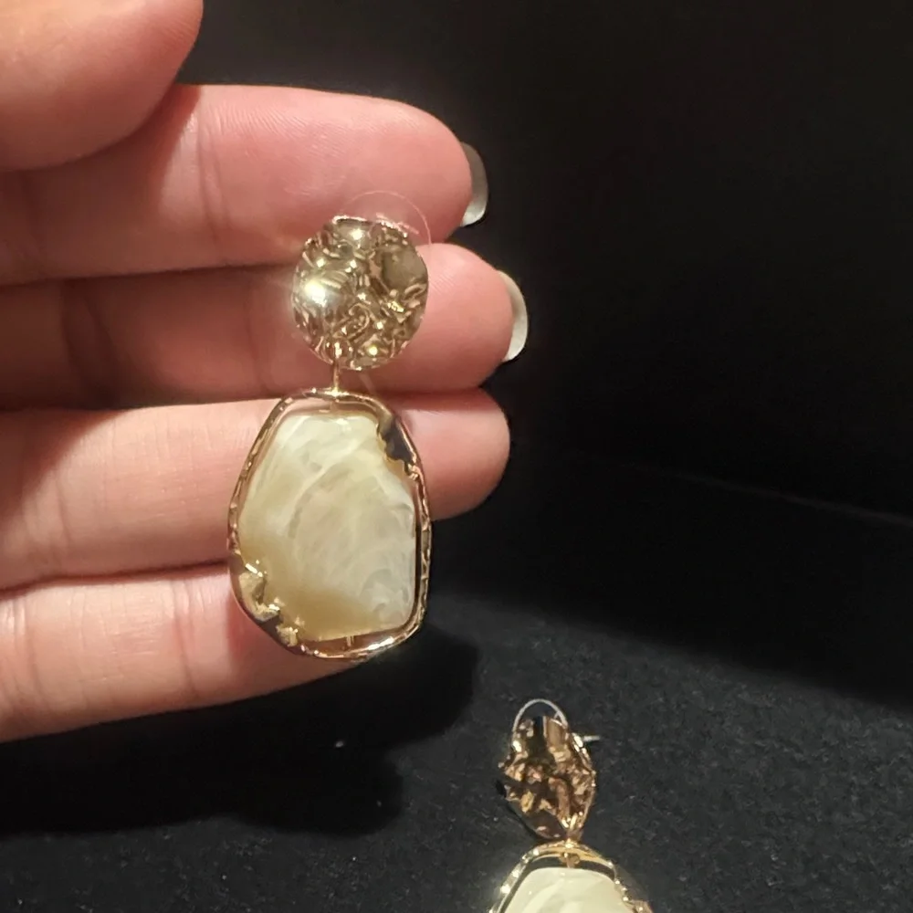 Elegant Gold and Cream Earrings - Picture 3 of 4